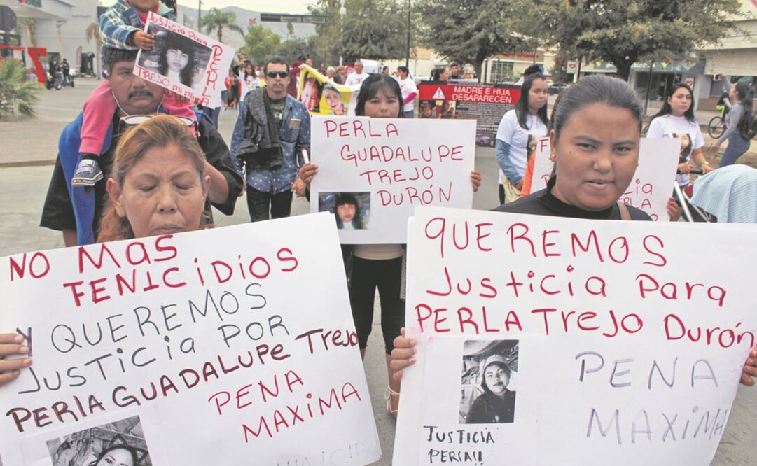 Familiares de Perla participan en un marcha contra la violencia de género y con cartulinas exigen la pena máxima para el feminicida. FRANCISCO RODRÍGUEZ. EL UNIVERSAL
