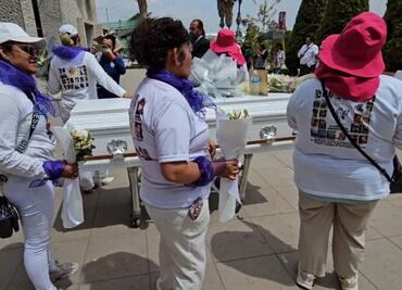 A 8 años del feminicidio de Gloria Saldaña en Hidalgo, protestan en la Procuraduría de Justicia; llevan féretro con sus restos