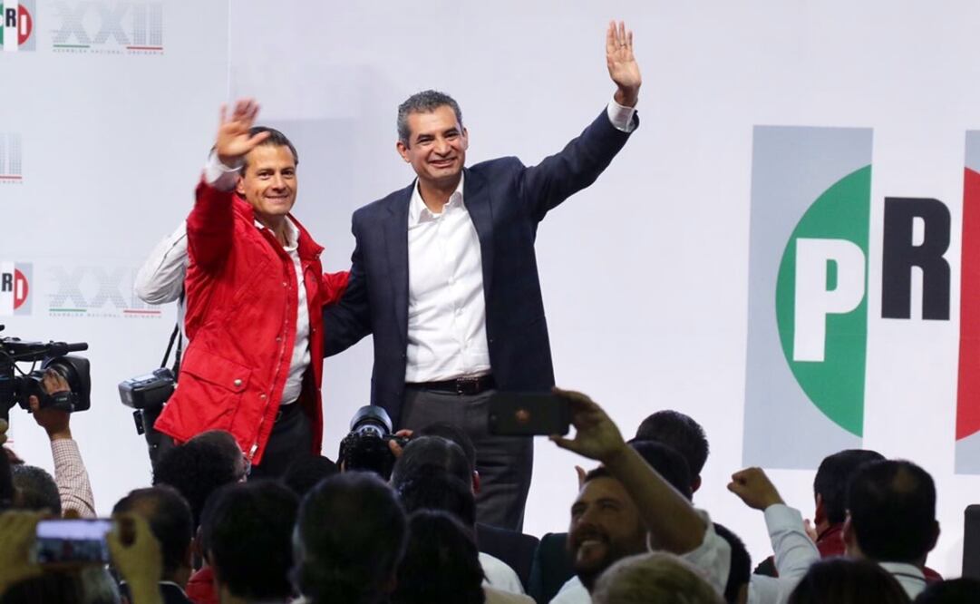 El presidente Enrique peña Nieto y el líder nacional del PRI, Enrique Ochoa, en la Plenaria de la Asamblea Nacional. /@EnriqueOchoaR
