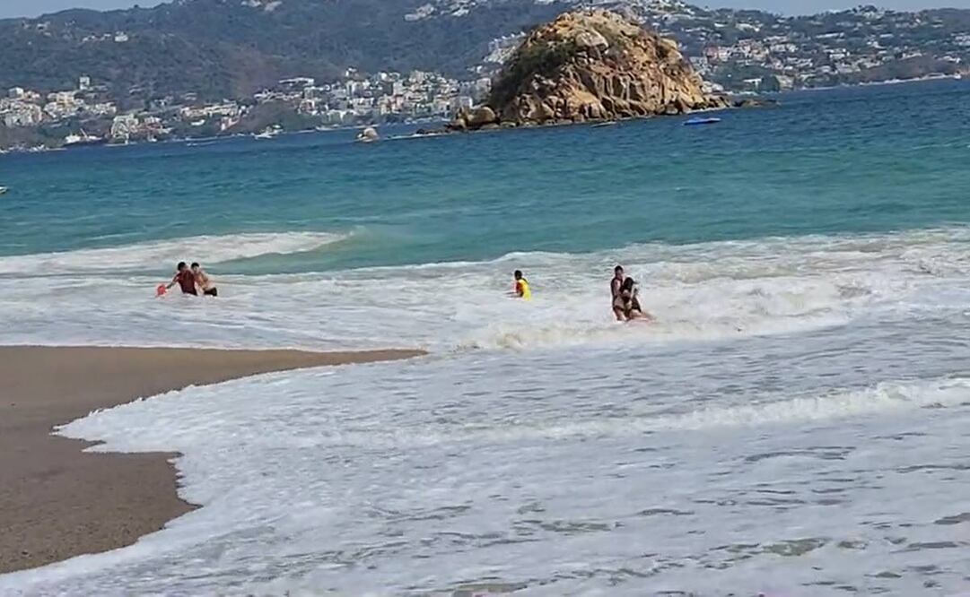 Salvavidas rescatan a jóvenes bañistas arrastrados por las olas en playa de Acapulco