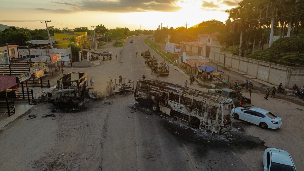 La tarde de este jueves, se registraron bloqueos con automóviles incendiados en diversos puntos de Culiacán, luego de los enfrentamientos, que se dieron entre integrantes del Cártel de Sinaloa y la Fuerzas Armadas por la presunta captura de Iván Archivaldo Guzmán Salazar líder de la facción conocida como “Los Chapitos” del Cártel de Sinaloa, detención que recientemente fue negada por la Secretaría de la Defensa Nacional (Sedena). FOTO: JOSÉ BETANZOS/CUARTOSCURO.COM