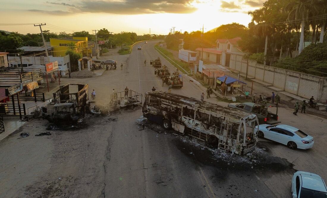 La tarde de este jueves, se registraron bloqueos con automóviles incendiados en diversos puntos de Culiacán, luego de los enfrentamientos, que se dieron entre integrantes del Cártel de Sinaloa y la Fuerzas Armadas por la presunta captura de Iván Archivaldo Guzmán Salazar líder de la facción conocida como “Los Chapitos” del Cártel de Sinaloa, detención que recientemente fue negada por la Secretaría de la Defensa Nacional (Sedena). FOTO: JOSÉ BETANZOS/CUARTOSCURO.COM