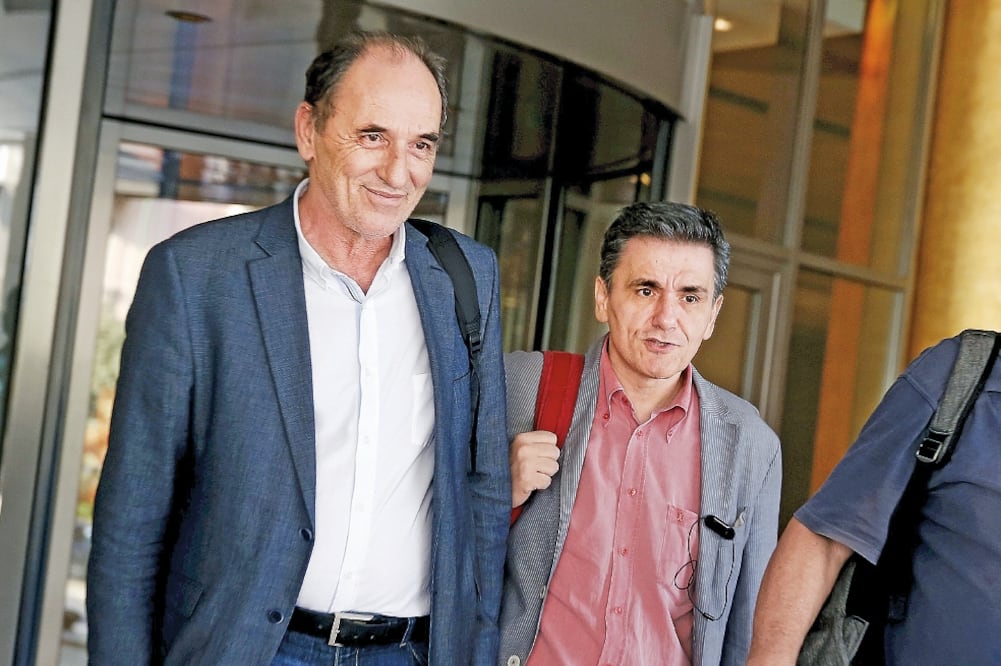 El ministro griego de Economía, George Stathakis (izq.), y el de Finanzas, Euclid Tsakalotos, tras su reunión con acreedores, en Atenas, ayer (ALKIS KONSTANTINIDIS. REUTERS)
