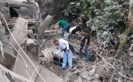 Driver dies when truck falls into a ravine in Oaxaca