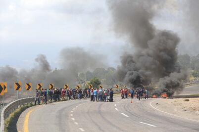Encontronazo entre normalistas y policías en Morelia