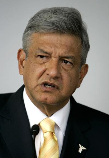 Del "gallito feliz" a la sobriedad, cambia AMLO de look