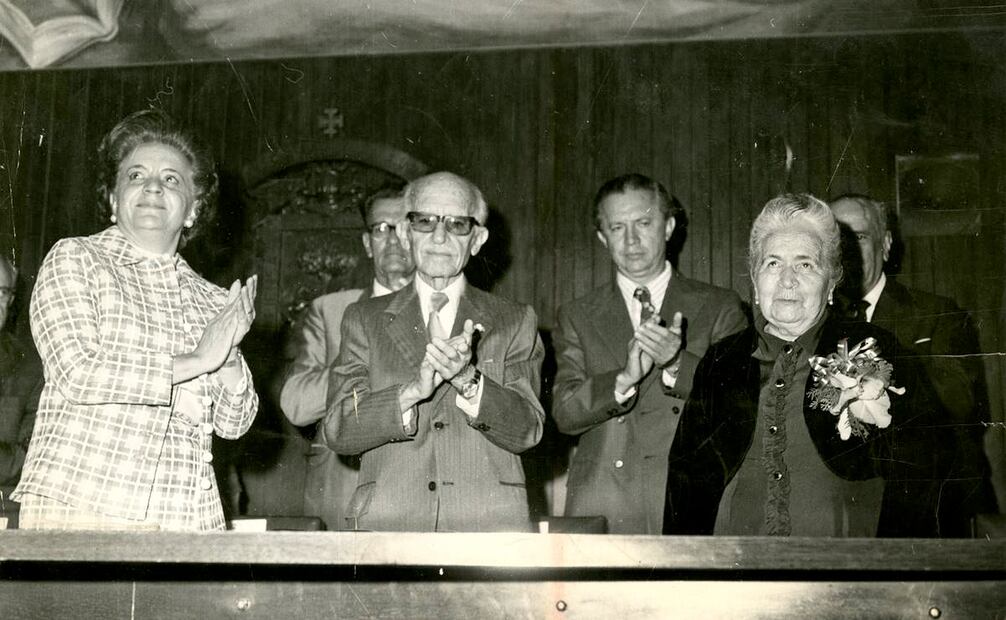 Dos años antes del incidente, la primera dama Esther Zuno de Echeverría (izq.) acompañó a su padre (centro) a la ceremonia en que él y la profesora Irene Robledo García recibieron sus doctorados honoris causa de la Universidad de Guadalajara. Archivo EL UNIVERSAL.