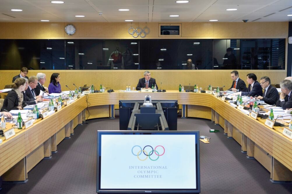 Andre Iguodala (9) sume el balón ante la marca de Jordan Hill, de Pacers (MICHAEL CONROY. AP)