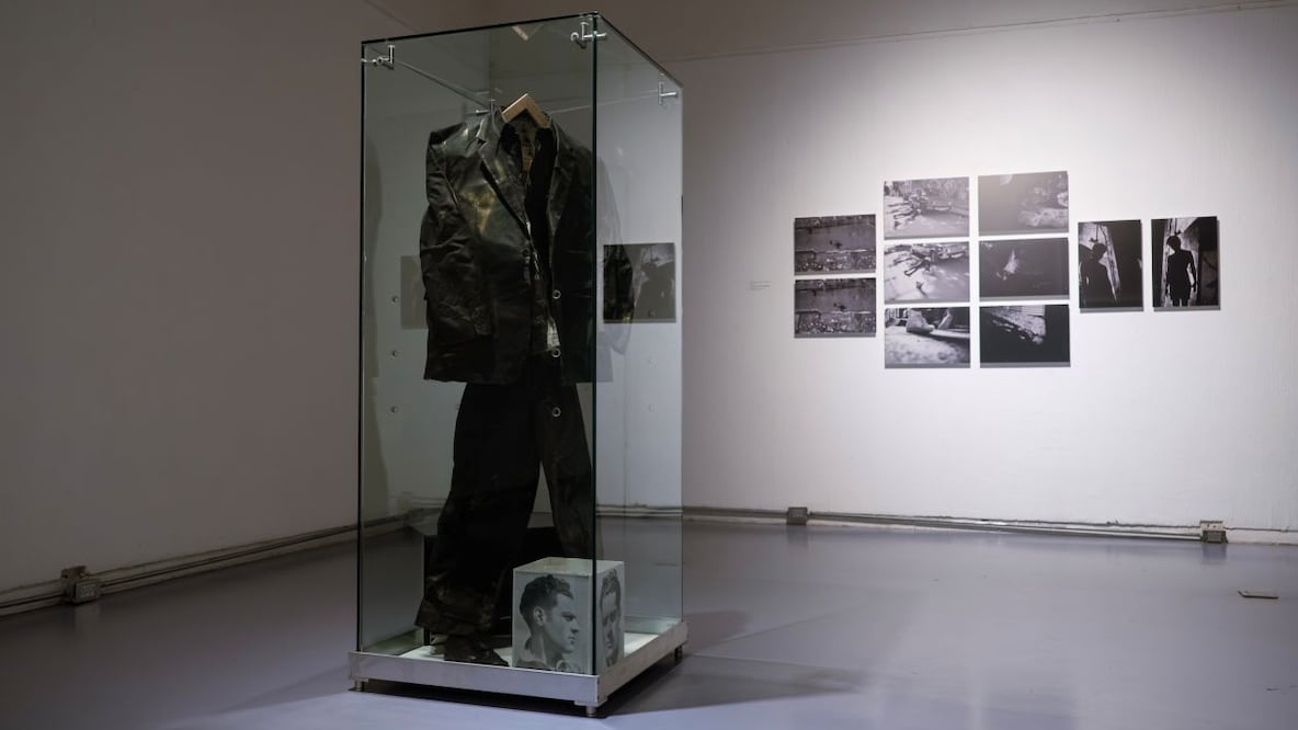 La exposición Estados de confinamiento reúne dibujos, performances, instalaciones y archivos que exploran la resistencia artística frente a la censura, con obras de Luis Manuel Otero Alcántara y otros creadores vinculados a la defensa de la libertad de expresión. En la foto la obra "Dónde está Mella". Crédito: Especial