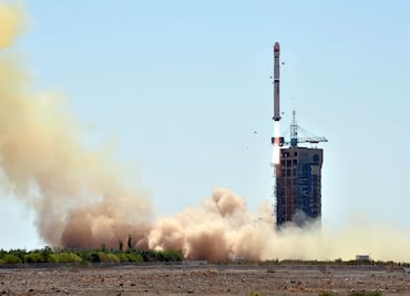 China lanza al espacio el telescopio HXMT para investigar los agujeros negros