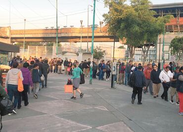 Cierre de tres estaciones del Metro genera caos