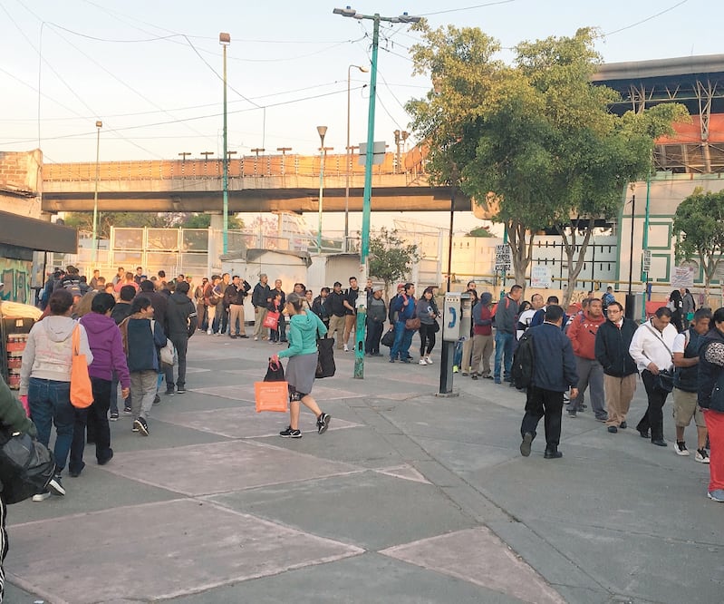 Afuera de las estaciones del Metro cerradas (Pantitlán, Hangares y Terminal Aérea) se observaron filas de hasta 100 metros de largo; algunos usuarios se quejaron de que llegarían tarde a las escuelas y centros de trabajo. ARMANDO MARTÍNEZ. EL UNIVERSAL