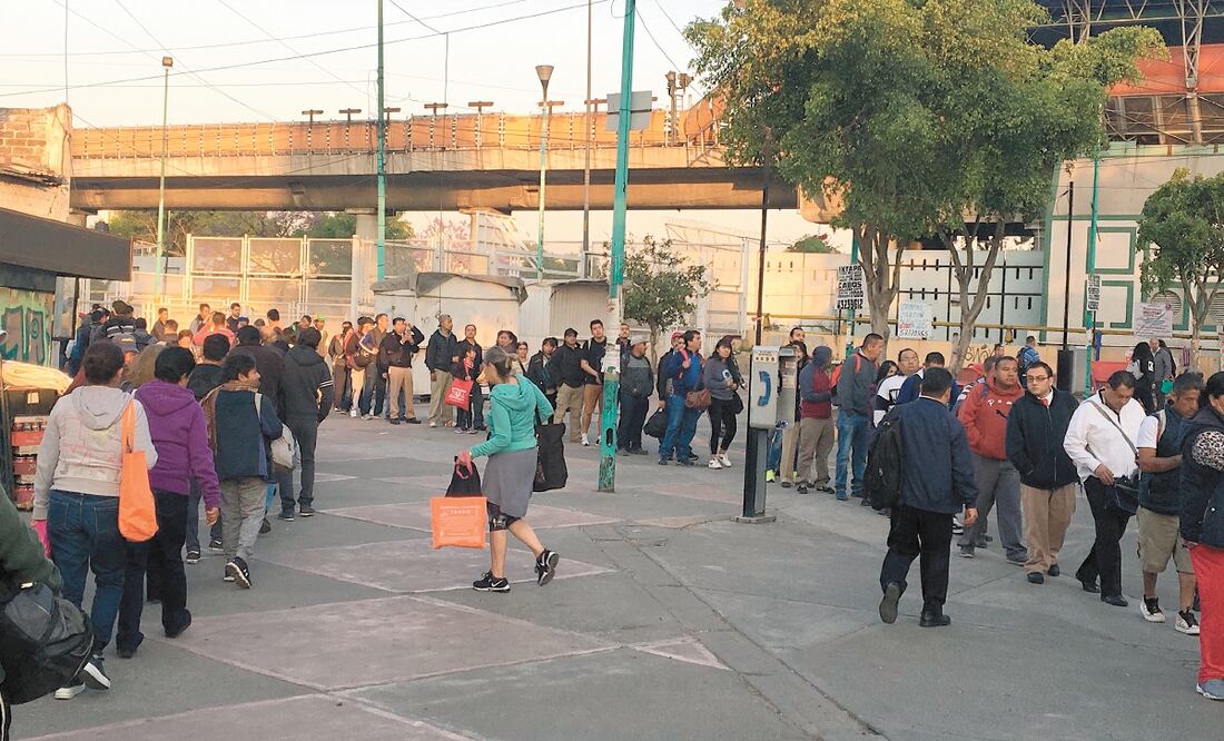 Afuera de las estaciones del Metro cerradas (Pantitlán, Hangares y Terminal Aérea) se observaron filas de hasta 100 metros de largo; algunos usuarios se quejaron de que llegarían tarde a las escuelas y centros de trabajo. ARMANDO MARTÍNEZ. EL UNIVERSAL