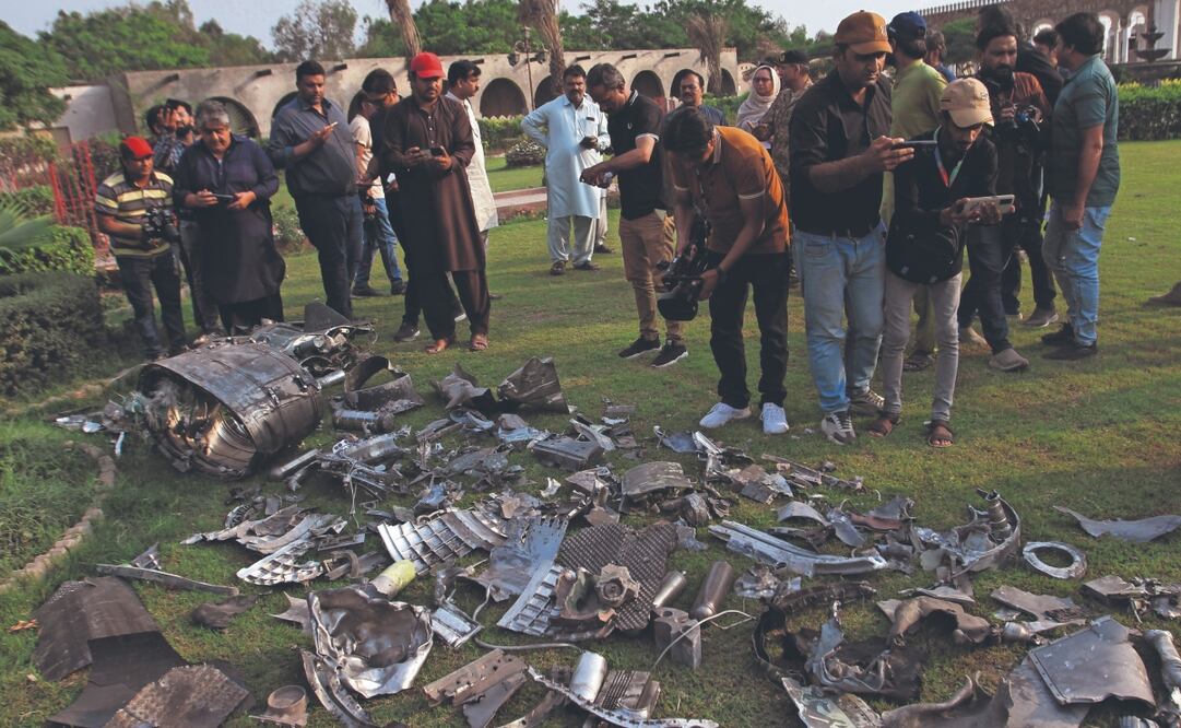 Medios de comunicación filman fragmentos metálicos de misiles indios, cerca de Bahawalpur, ciudad de la provincia paquistaní de Punjab. Foto: de Asim Tanveer. AP