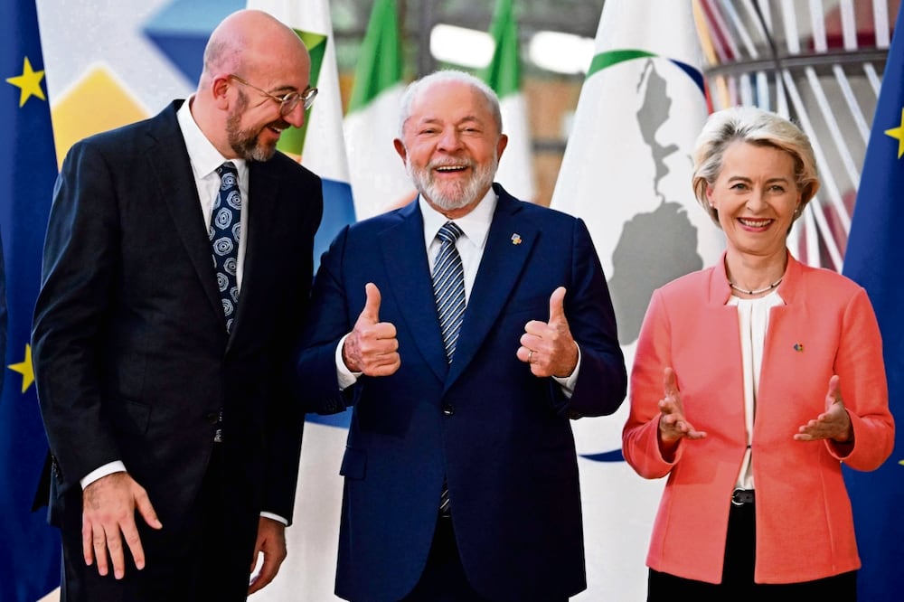El mandatario Luiz Inácio Lula da Silva (centro) con el presidente del Consejo Europeo, Charles Michel, y la presidenta de la Comisión Europea, Ursula von der Leyen. Foto: AFP