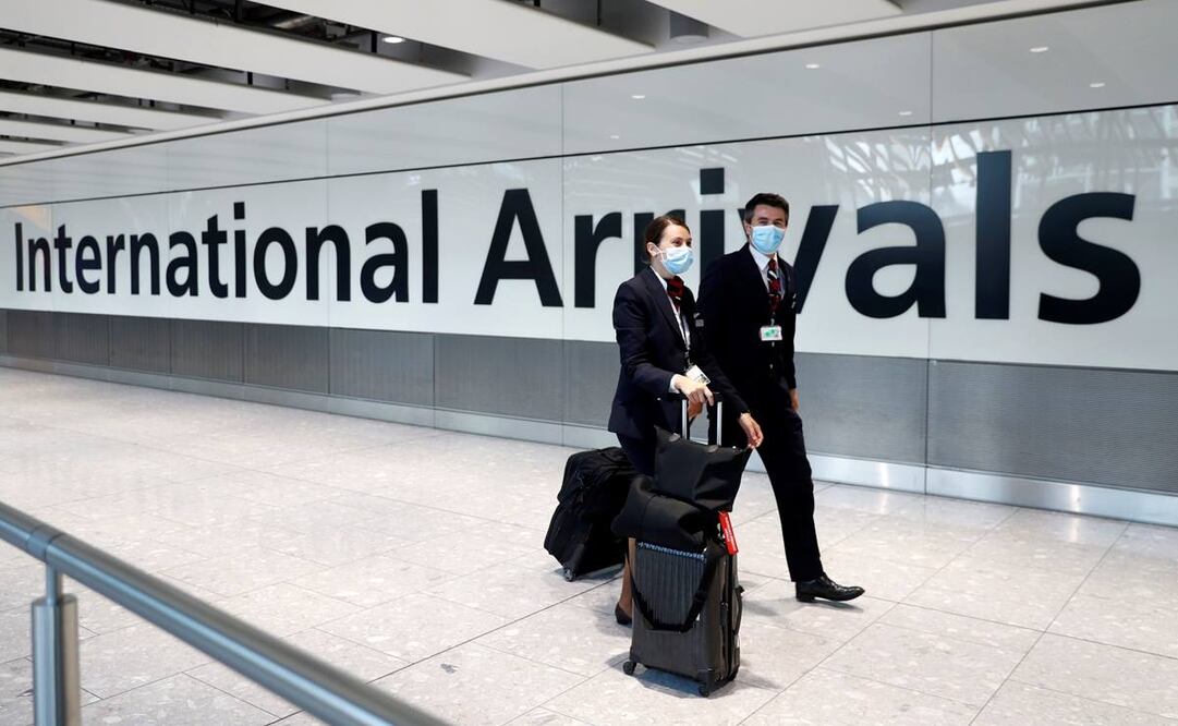 Los cambios no se aplicarán a quienes llegan de Irlanda del Norte, Escocia y Gales, que deberán aislarse por 14 días (Foto: AFP)