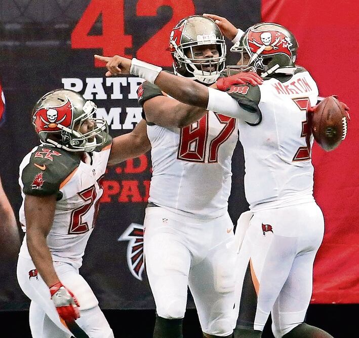 Seferian-Jenkins (87), Martin (22) y Winston (3) celebraron una anotación (JASON GETZ. USA TODAY SPORTS)