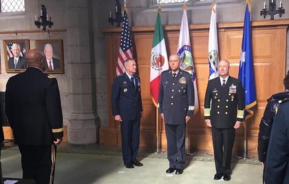 Condecoran a secretarios de Defensa y de Marina en EU