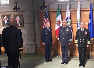 Condecoran a secretarios de Defensa y de Marina en EU