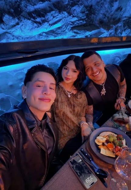 Christian Nodal y Ángela Aguilar reciben a Kunno en la fiesta de cumpleaños del cantante.
Foto: Instagram