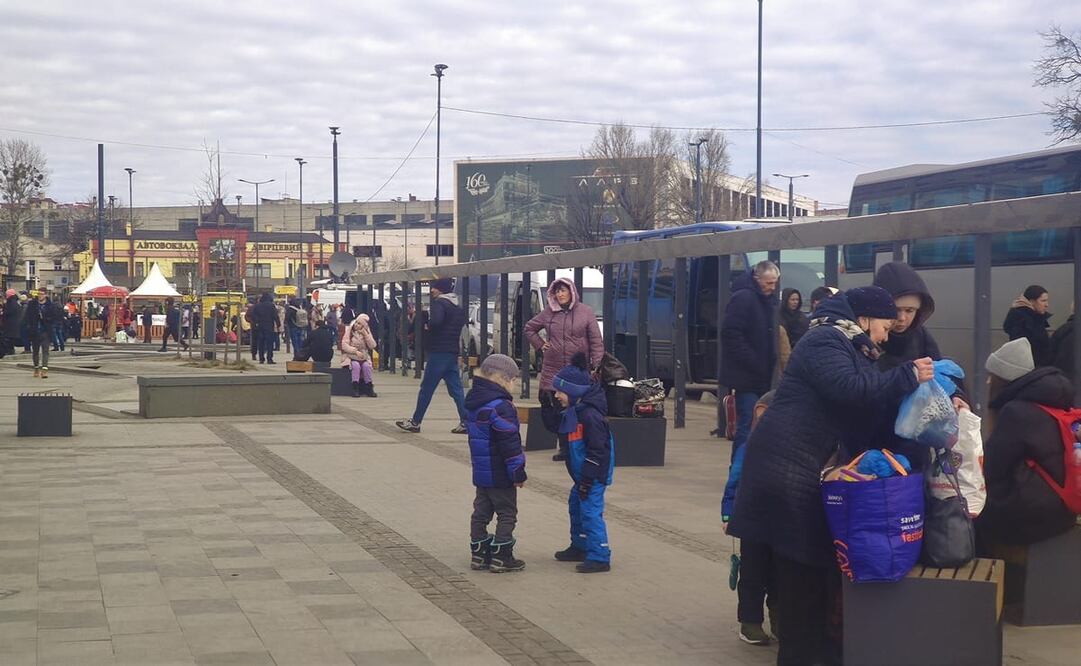 Los niños ucranianos regresaron a las clases tras las vacaciones de verano, aunque miles no pudieron hacerlo presencialmente, sino de forma remota. Foto: EFE