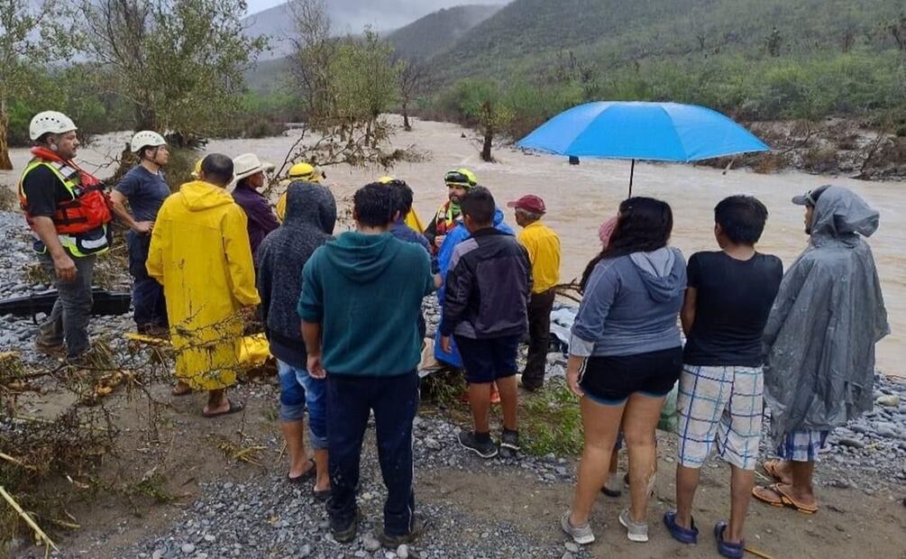 Rescatan a tres adultos y un menor atrapados por creciente del río Chihue en Tamaulipas. Foto: Especial