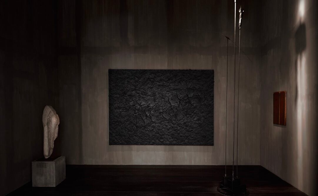 Galería del decorador belga Axel Vervoordt, con un Bosco Sodi. Foto: Cortesía TEFAF Masstricht