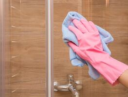 El truco casero para eliminar el sarro y la grasa del cancel de tu baño