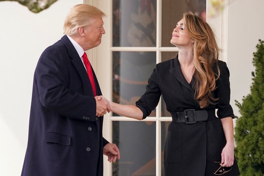 El presidente Donald Trump se despide de su ahora ex directora de comunicación, Hope Hicks (Foto: AP)