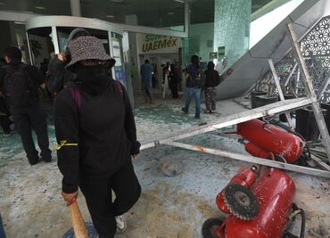 Marcha de estudiantes de UAEMex se torna violenta; bloque negro causa destrozos en edificio administrativo