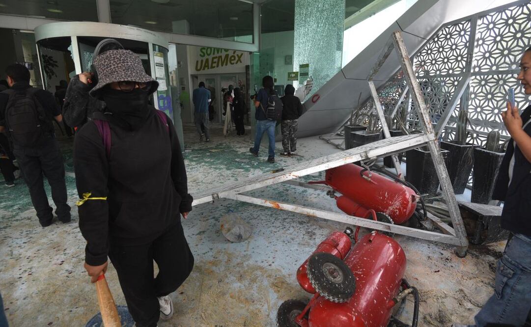 Más de 400 integrantes del Enjambre estudiantil de la Universidad Autónoma del Estado de México, marcharon para exigir la destitución de Isidro Rogel encargado del despacho de la UAEMex. Foto: Arturo Contrera/EL UNIVERSAL