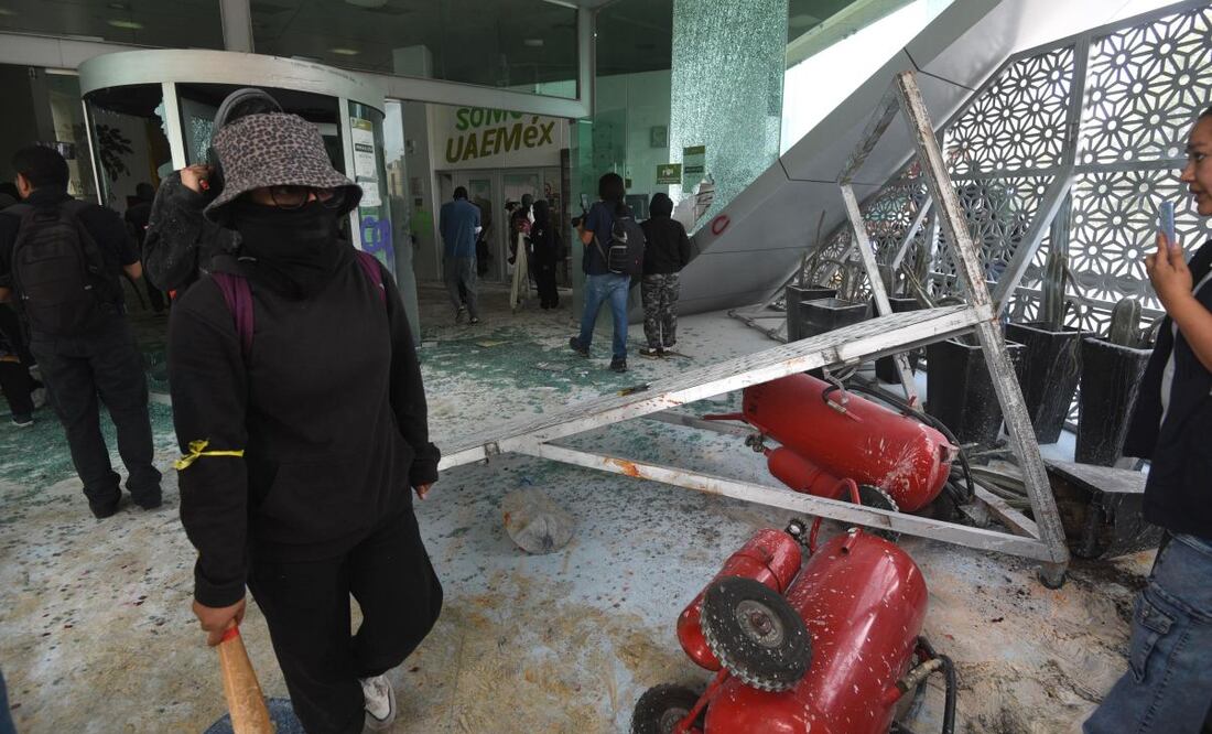 Más de 400 integrantes del Enjambre estudiantil de la Universidad Autónoma del Estado de México, marcharon para exigir la destitución de Isidro Rogel encargado del despacho de la UAEMex. Foto: Arturo Contrera/EL UNIVERSAL