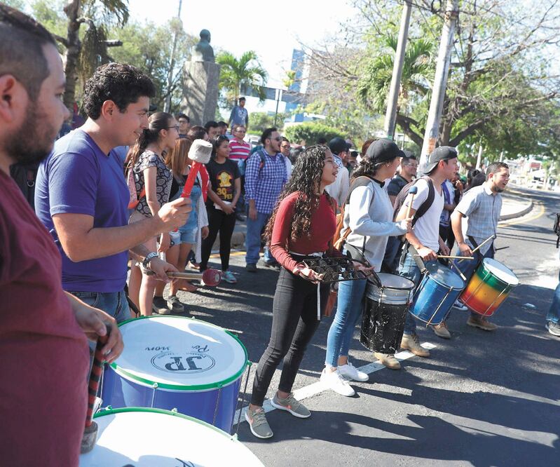 Estudiantes de la Universidad de El Salvador se manifestaron ayer, luego de que el domingo el presidente Nayib Bukele ingresara con el ejército al Congreso. Foto: RODRIGO SURA. EFE