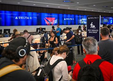 Aerolíneas internacionales reanudan gradualmente sus servicios tras el fallo informático mundial