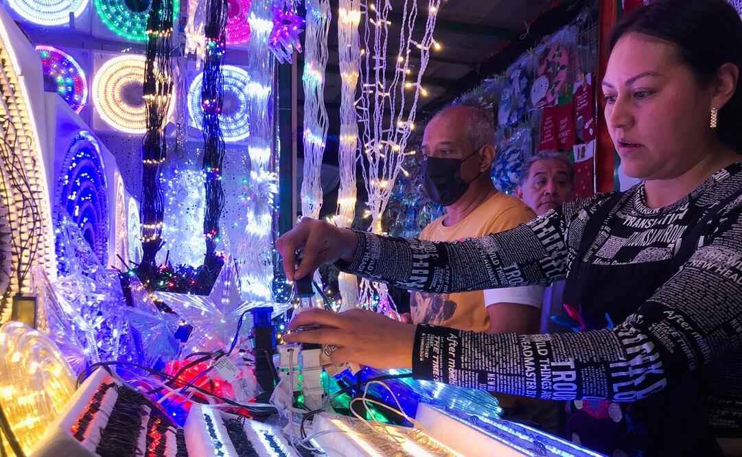 Con el inicio del mes de diciembre, capitalinos acuden al Mercado de Jamaica a comprar su árbol navideño, con precios que van de  van de los 700 pesos a los 5 mil 500.Foto: Francisco Rodríguez/El UNIVERSAL