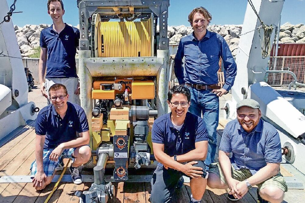 Arturo Gómez Chávez (segundo de der. a izq. en la parte inferior) participa junto con expertos en robótica de siete organizaciones en Europa. (CORTESÍA)