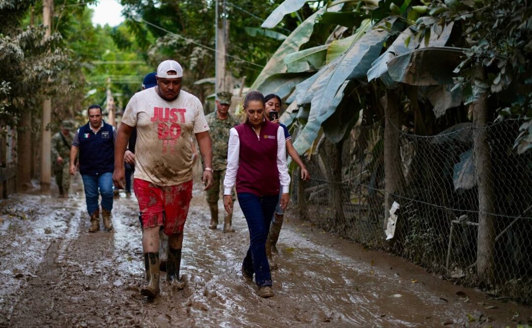 La presidenta Claudia Sheinbaum continúa recorrido por zonas afectadas en Veracruz luego de las intensas lluvias (17/10/2025). Foto: X (@Claudiashein)