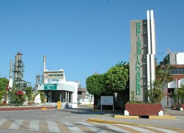 Accident kills worker at Pemex refinery, output not affected