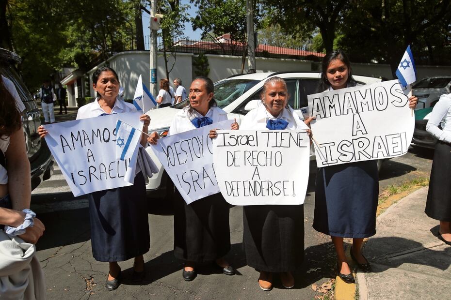 Con carteles, cantos, consignas, oraciones y veladoras, los manifestantes expresaron su sentir por el conflicto. Foto: Valente Rosas | El universal