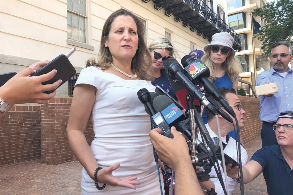 Chrystia Freeland, ministra del Exterior de Canadá, evadió preguntas de los reporteros sobre plazos para concretar un posible acuerdo y respecto al regreso de la delegación mexicana a la mesa de negociación. (LUIS ALONSO LUGO. AP)