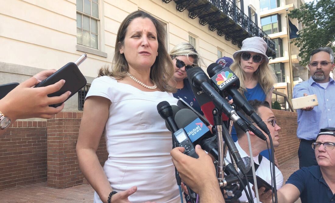 Chrystia Freeland, ministra del Exterior de Canadá, evadió preguntas de los reporteros sobre plazos para concretar un posible acuerdo y respecto al regreso de la delegación mexicana a la mesa de negociación. (LUIS ALONSO LUGO. AP)
