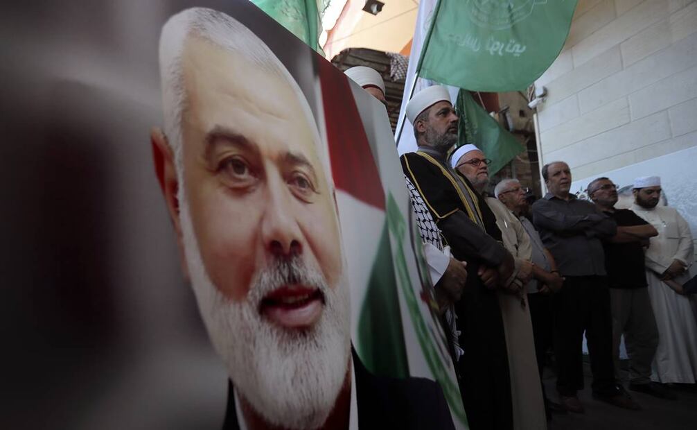 Miembros de Hamas se encuentran junto a un cartel del jefe político de Hamás, Ismail Haniyeh para condenar su asesinato. Foto: AP