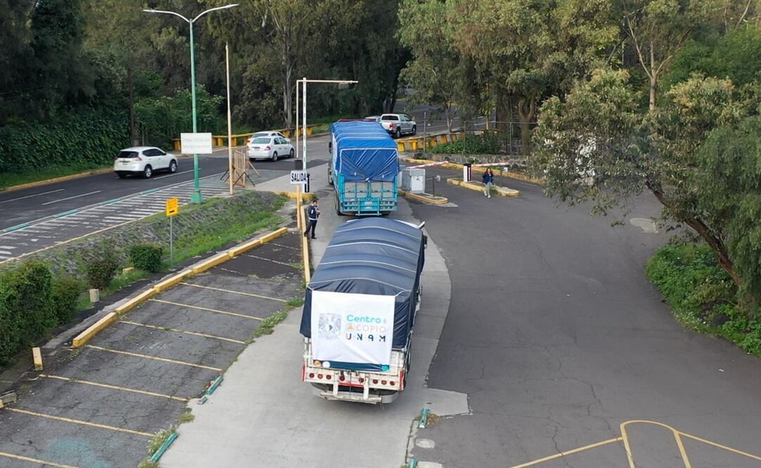 Dos vehículos, cada uno con 20 toneladas, partieron del Estacionamiento 8 del Estadio Olímpico Universitario con los víveres para Guerrero. Foto: Especial