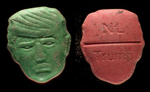 Emiten “alerta roja” por pastillas de éxtasis con forma de Trump; podrían ser letales, “por ningún motivo las usen”