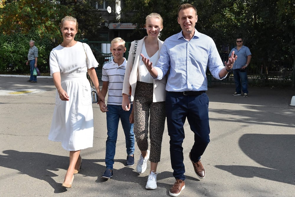 El activista de la oposición rusa Alexei Navalny (der.), su hija Daria, su hijo Zakhar y su esposa Yulia llegan a un colegio electoral durante las elecciones a la Duma de la ciudad de Moscú el 8 de septiembre de 2019. Foto: AFP