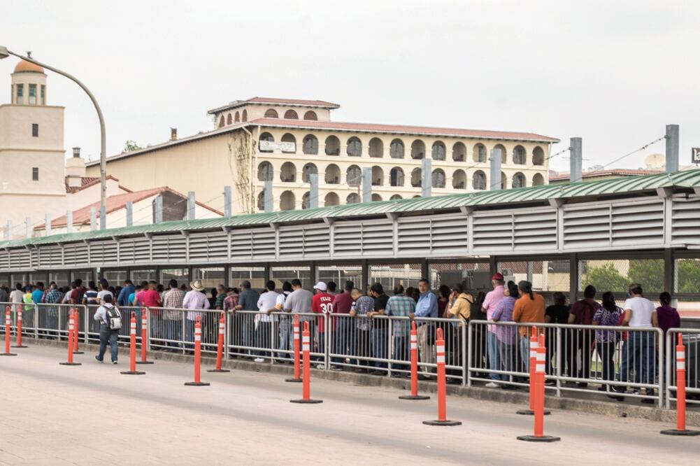 En el Puente Internacional de las Américas, hacia el norte, cientos de mexicanos se forman todos los días en espera de su turno para cruzar legalmente a Laredo, Texas, mientras que hacia el sur se ve vacío (GERMÁN ESPINOSA. EL UNIVERSAL)