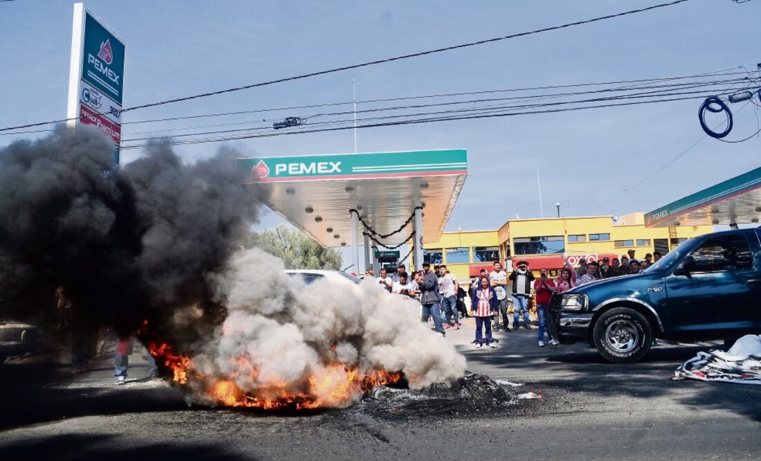 En el municipio mexiquense de Acolman vecinos inconformes quemaron llantas para impedir la circulación, además de apoderarse de una estación de servicio de la localidad donde regalaron el combustible; no hubo detenidos (HUGO GARCÍA. EL UNIVERSAL)