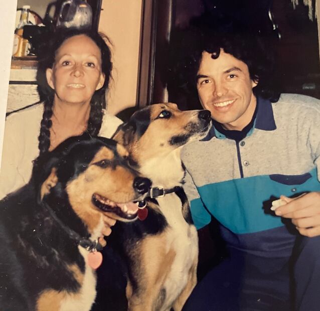 "Mágicos recuerdos lindos momentos en familia mi madre Isela Vega y mis perrihijos Tomasa y Lalo, todos descansando en paz", escribió Arturo Vázquez en esta foto.