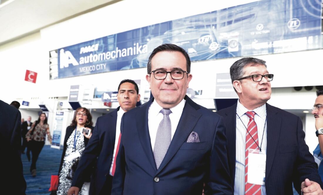 Respecto al arancel de 25% que EU planea imponer a los autos importados, Ildefonso Guajardo dijo que los productores de ese país lo consideran dañino (LUIS CORTÉS. EL UNIVERSAL)