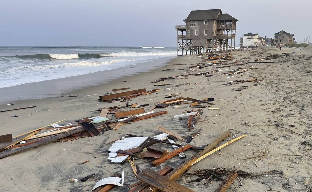 Escombros de una casa de playa desocupada que se derrumbó en el Océano Atlántico. Foto: AP